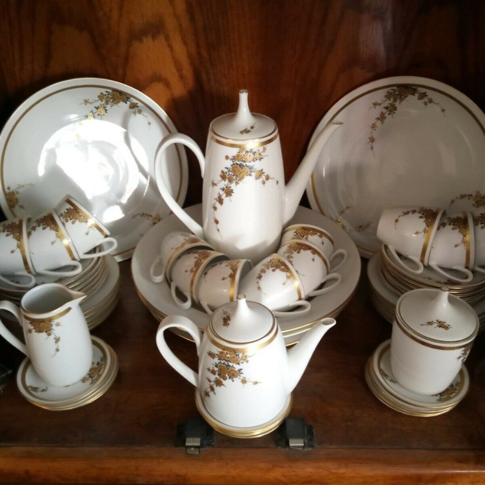 JLMENAU Graf von Henneberg 1777 - 140 pc Dinner / Tea Set- 18k GOLD Hand Painted